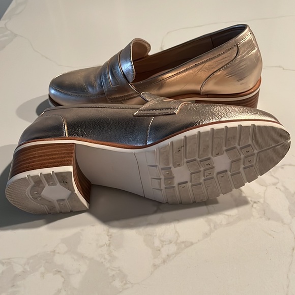 Ladies Size 38 Leather Loafer in Gold - Picture 5 of 10